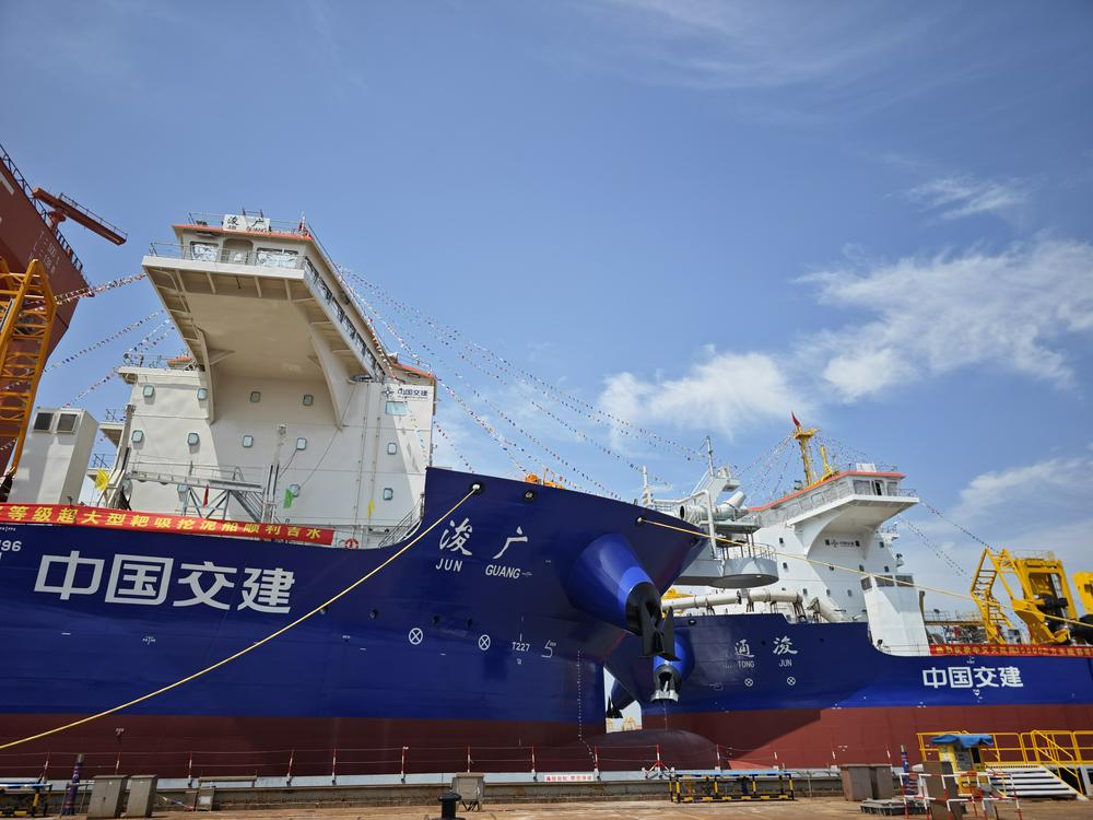 40层楼高海底吸挖泥沙, 中国交建两艘亚洲最大舱容等级超大型耙吸挖泥船下水