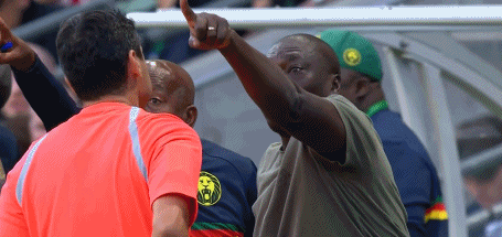 喀麦隆主帅染红喀麦隆主帅被驱逐拜合拉木犯规动作未吃牌，喀麦隆主帅不满判罚被红牌