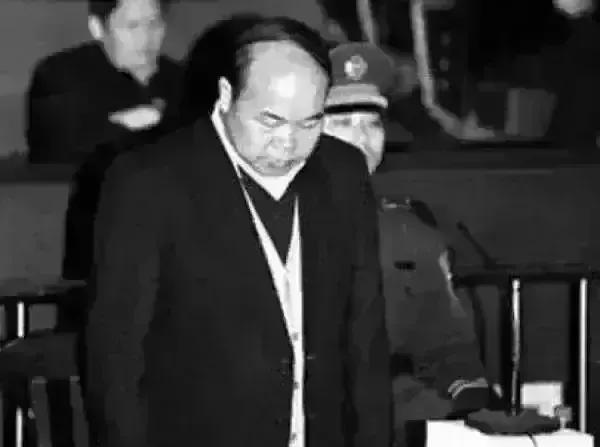 当年南昌街头随处可见他的题字，如今这些牌匾要么被铲掉要么被覆盖，谁能想到这些字曾