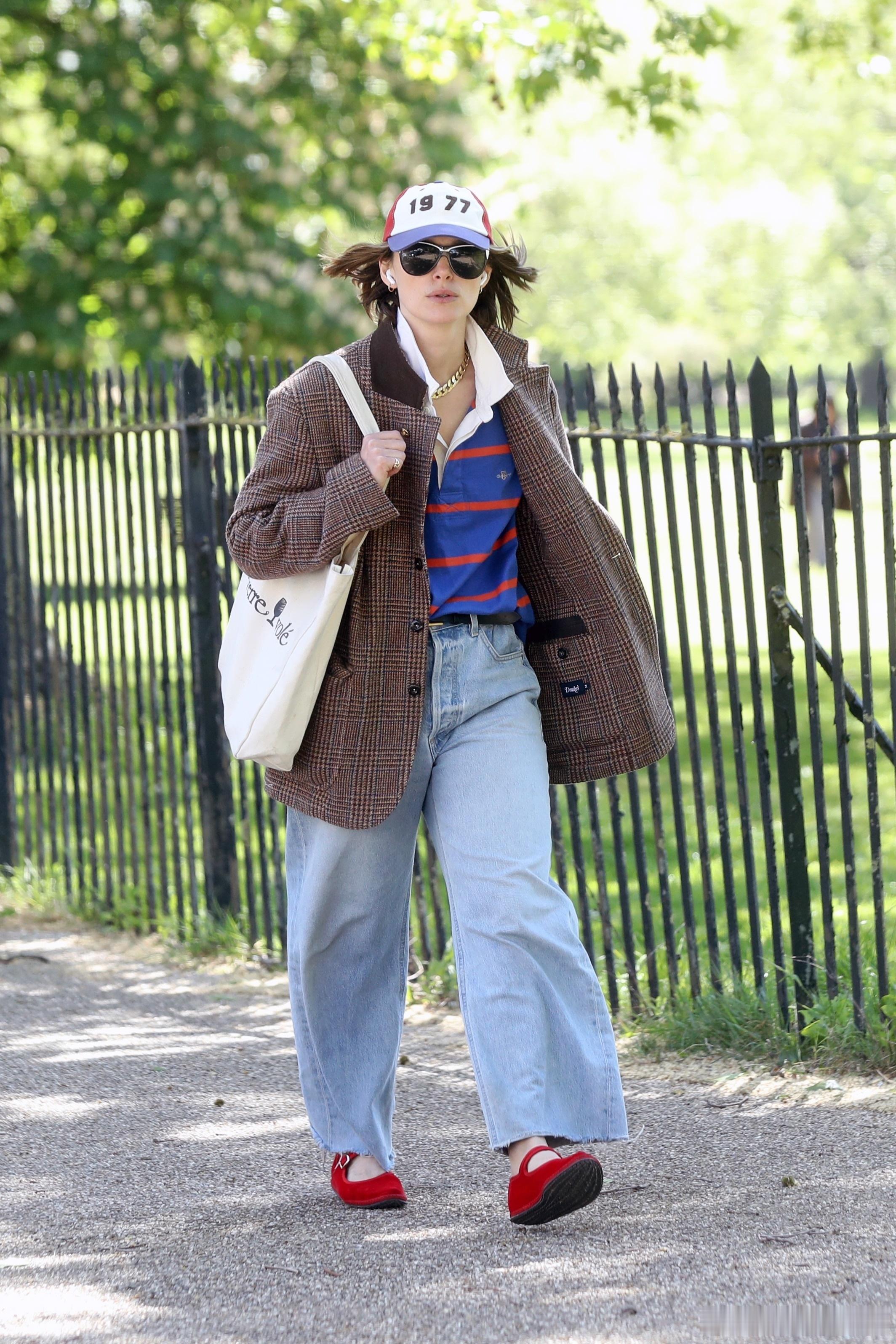 KeiraKnightley凯拉奈特莉在伦敦外出，好看惹，KK的每件单品都想拥