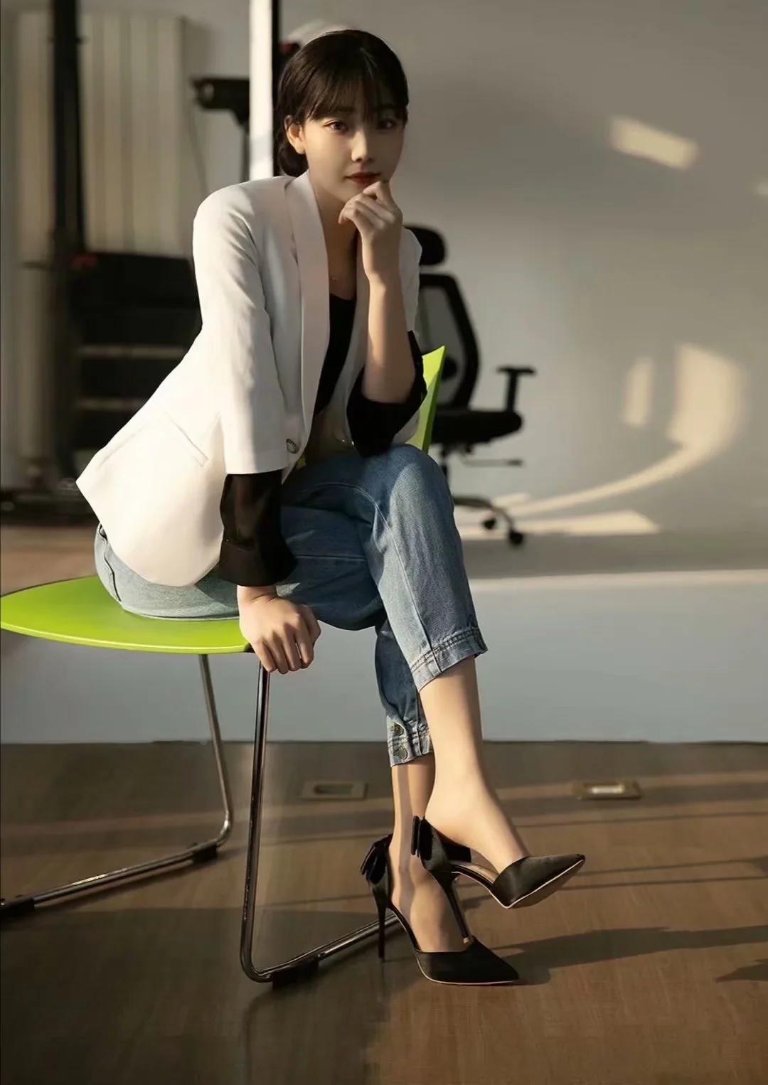 当星辰以一种我们无以回报的激情燃烧着，我们怎能心安理得？倘若爱不可能有对等，愿我