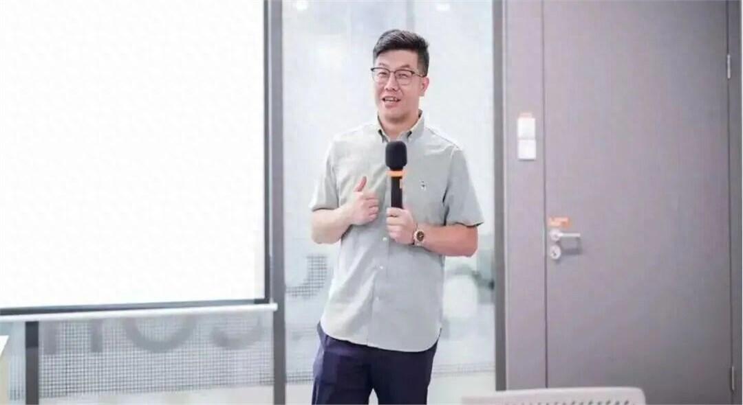 当时我气冲冲去义乌打假，那家仿我货的破厂老板蹲在门口抽烟，他斜我一眼说：“真以为