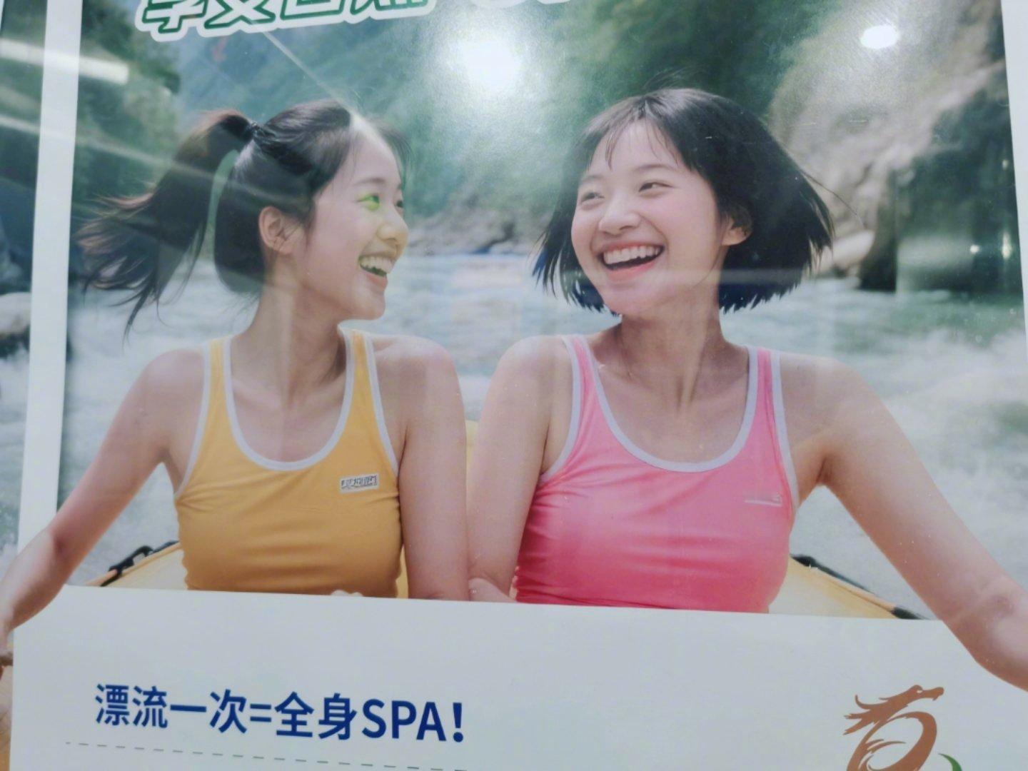为什么，我觉得这俩模特是一个人？但我没有证据。​​​