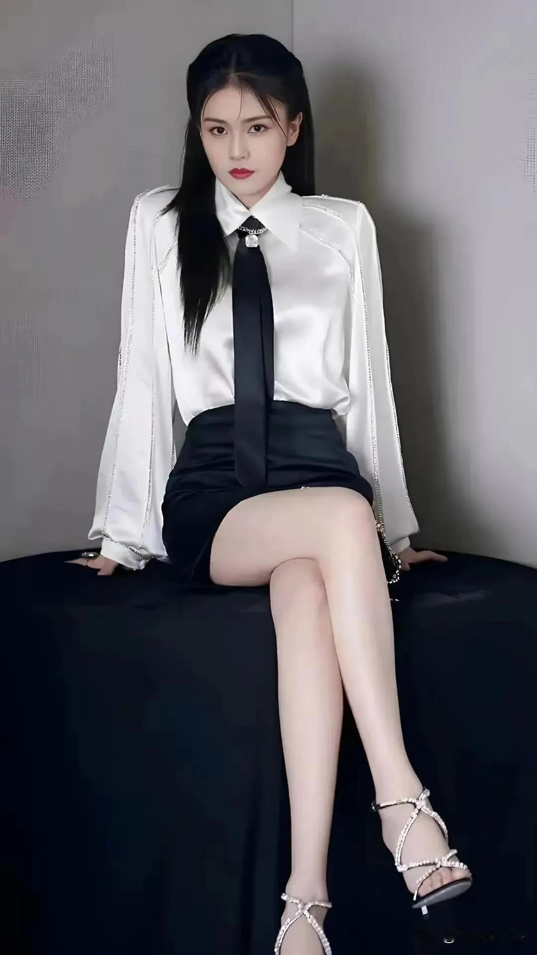 相比一些风评不太好的女演员白鹿简直就是颜值与实力和品德修养，演技并存的顶流小花