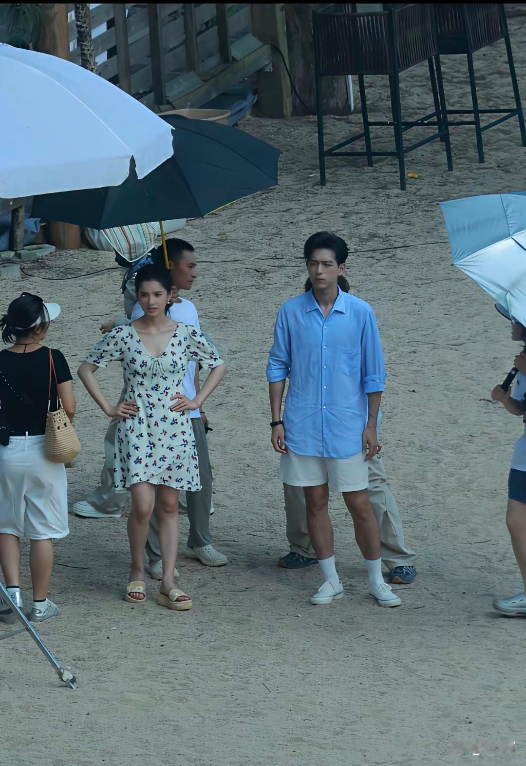 明星现实中真的不上镜，李现五五分，张婧仪腿型才是普通腿型。李现张婧仪被偶遇拍戏路