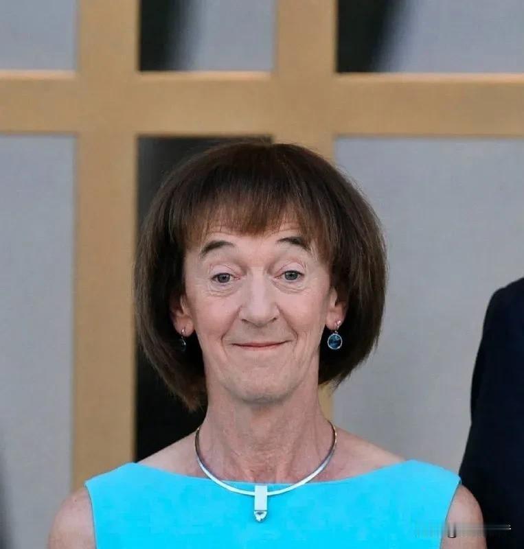德国总理的夫人违规独自乘坐德国“空军一号”，遭到德国记者的曝光。使用德国官方