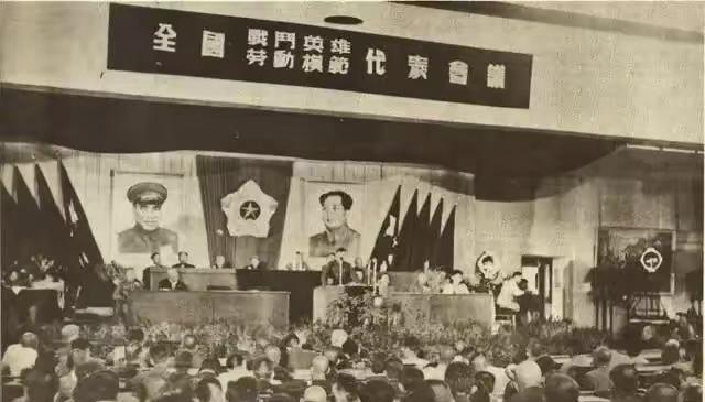 1950年，68名战斗英雄参加完表彰大会，在下火车时，却遭到200多名土匪的袭击