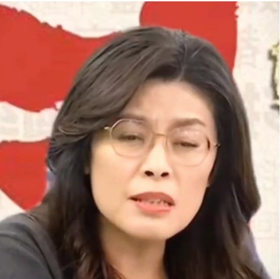 这个女人不简单。郑丽文刚成功当选，本以为她会收敛锋芒，过渡一阵子，没想到专访时，