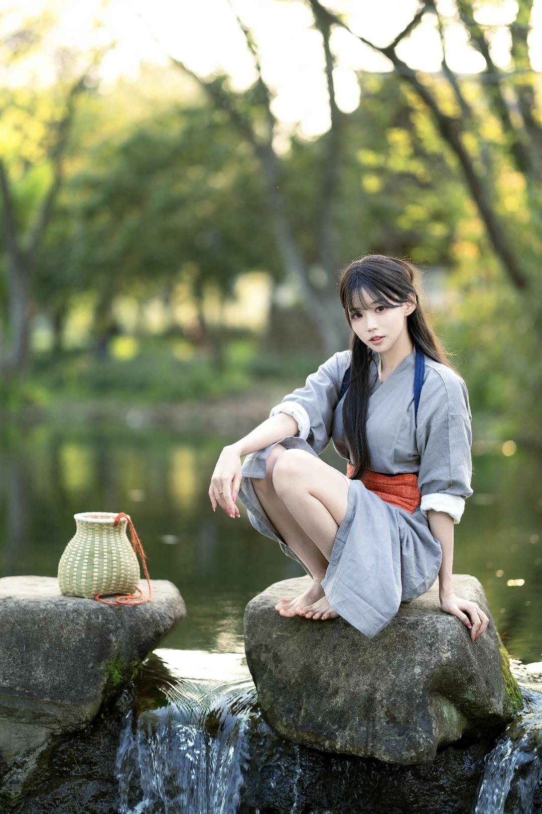 美女的美丽瞬间分享采茶的日常，清晨的魅力瞬间共享美图一眼沦陷的神级美图