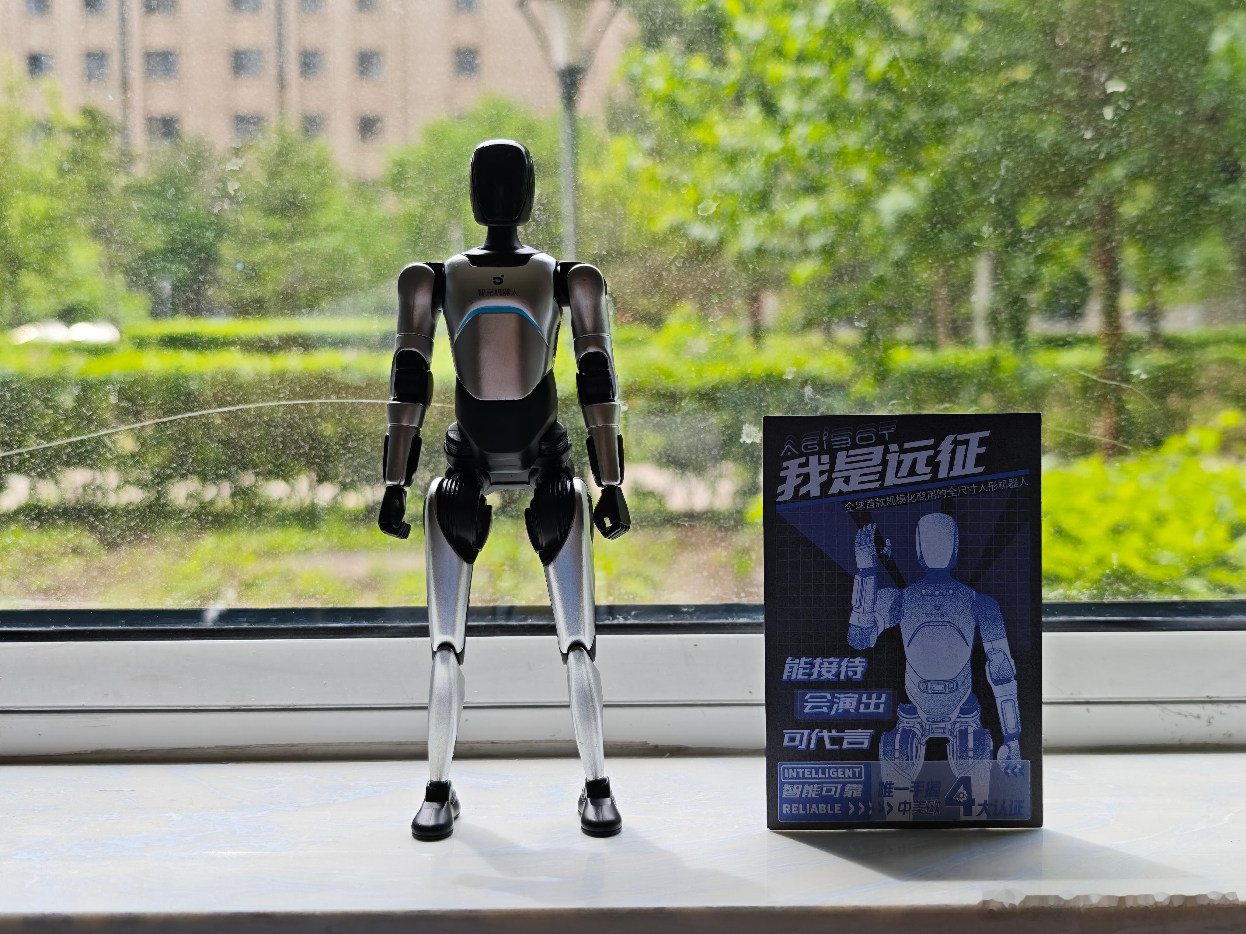 展示柜收藏品+1，前些天收到的“智元机器人远征A2”手办，今天拿出来把玩一下。
