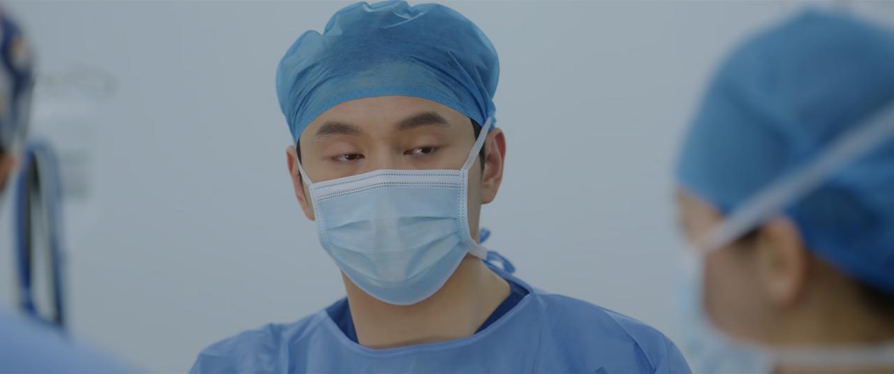 《问心2》里面规培医生在手术室里面骂主刀医生，确实把我看懵了。林逸让规培生试