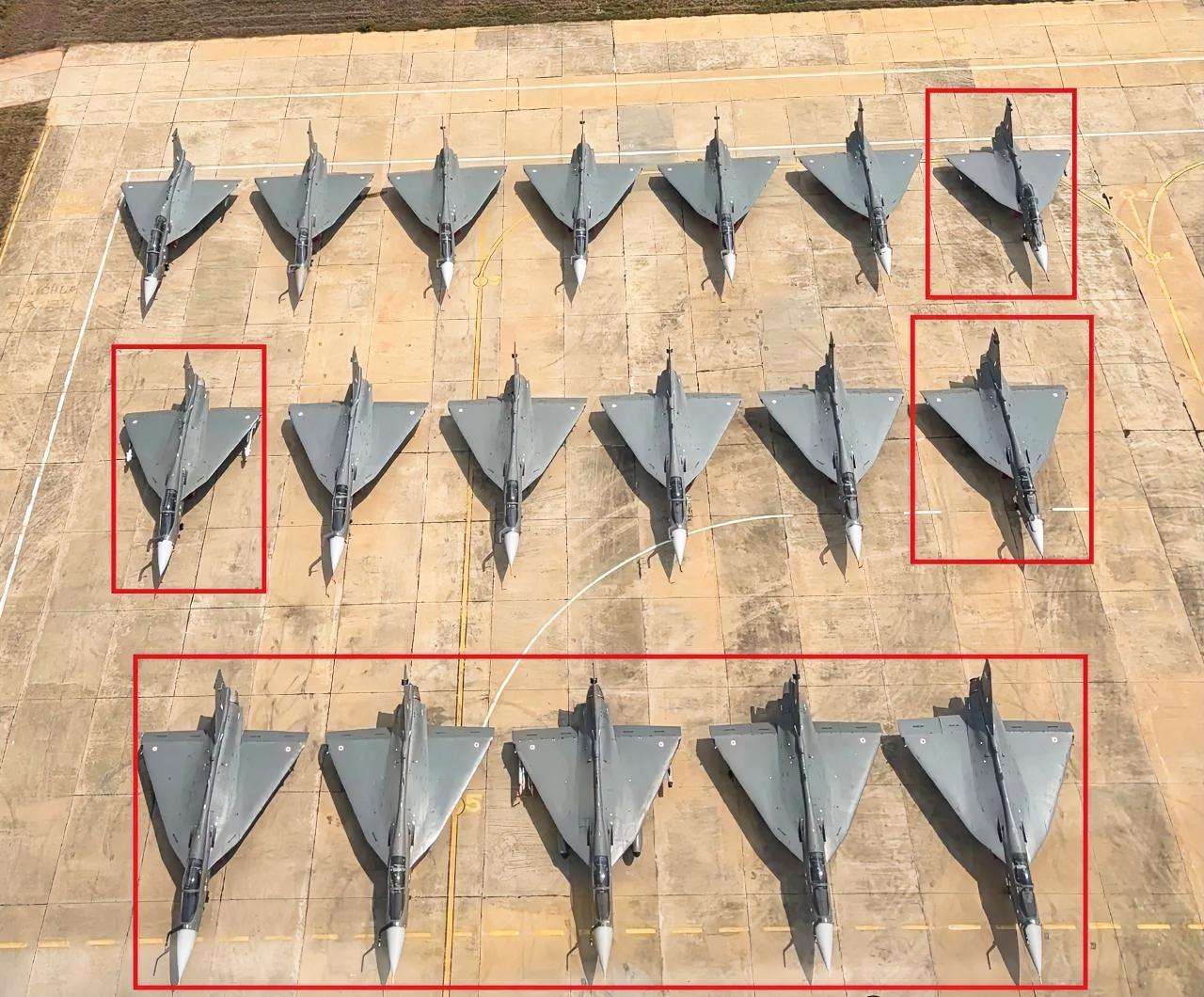 印度又整活了，光辉战机交付玩出了新花样，印度斯坦航空公司一次性向外界展出了20架