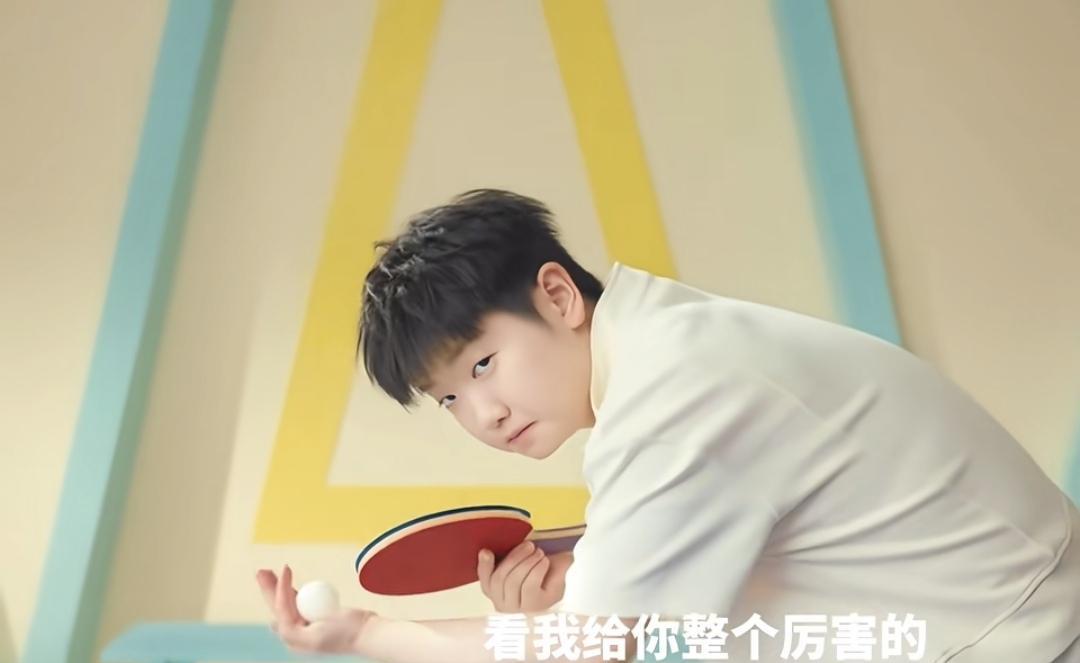 莎莎真的害羞了。这个广告里面，莎莎把乒乓球抛弃了，半空中的小白球转啊转，突然变