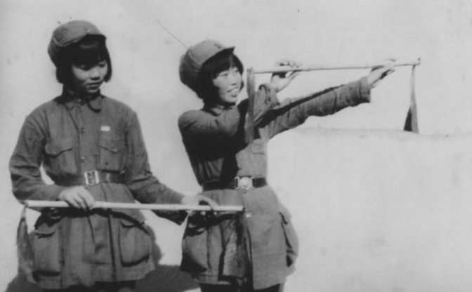 1937年，王近山视察新兵营，两个女兵向他敬礼，为何最后却被枪毙？王近山出生