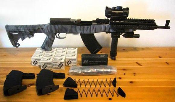 魔改56半AR的枪托，一体式下机匣，改变了供弹仓构造方式，战术小握把，导轨，妥