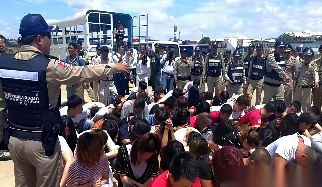 泰国军队直接动手，对着边境那20来个大型电诈园区就是一顿拳脚交加，​据说园区直接