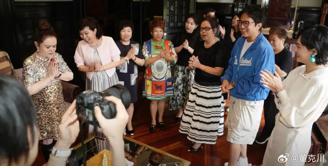 孙俪带邓超为妈妈庆生作为寿星，孙妈妈当日的打扮的格外亮眼。她身着一袭金色亮片连衣