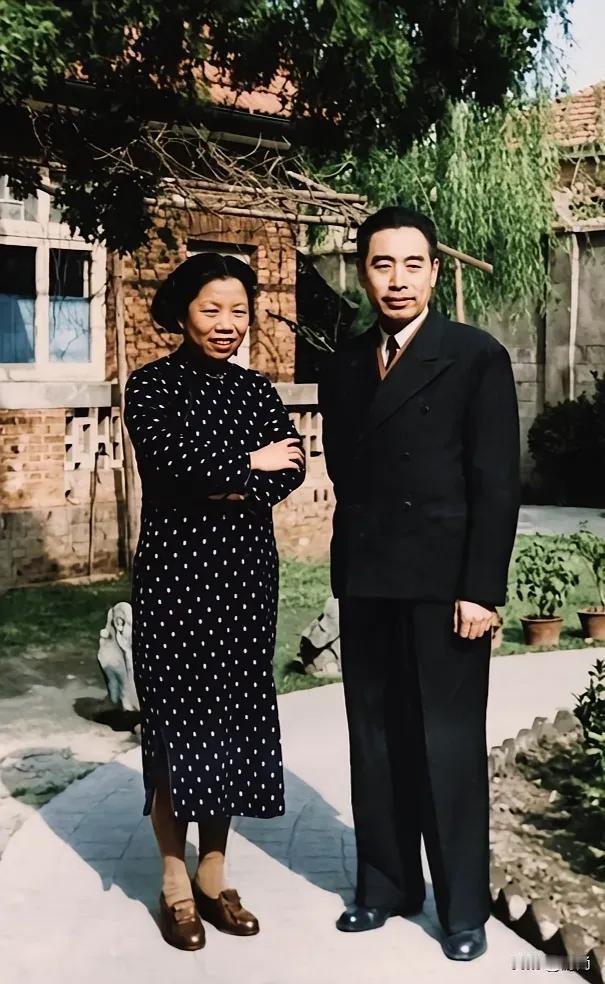 夜送雨衣1955年7月的一天深夜，突然下起了大雨。