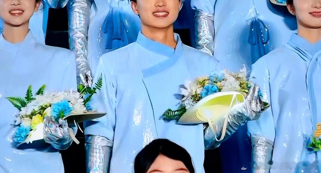 春晚露牙笑微笑时不露牙的话，犯法吗？这个复制粘贴的嘴型，不累吗？春晚春晚段子大