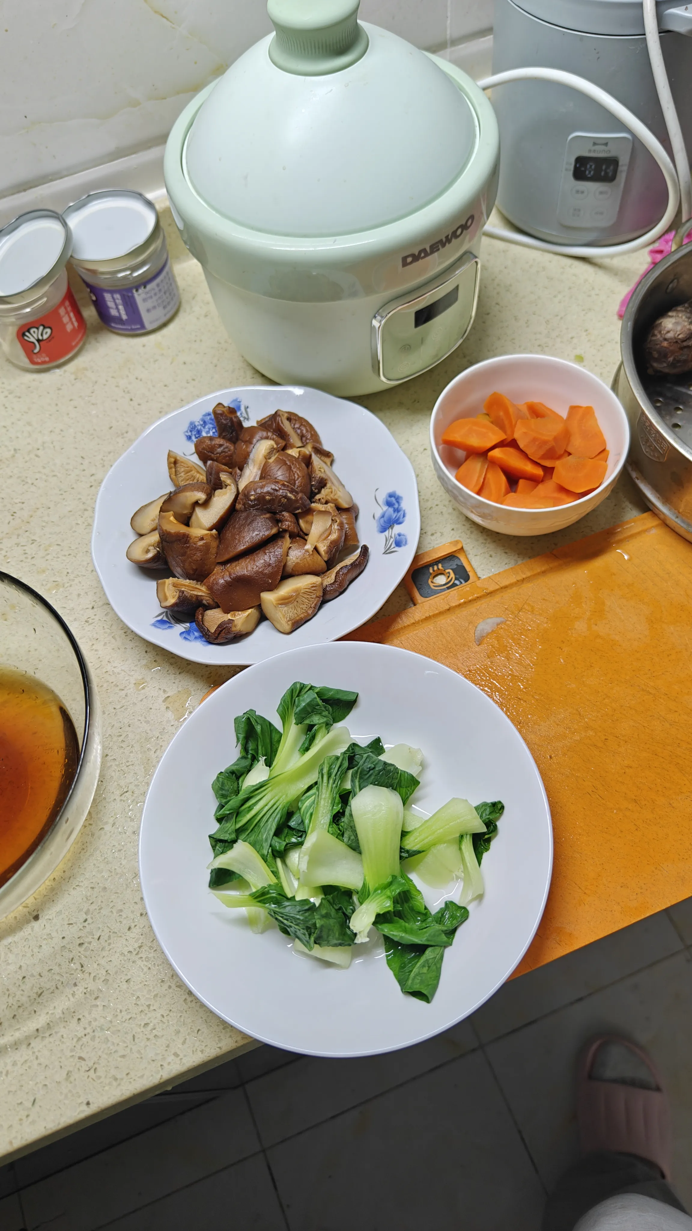 今天做了份照烧鸡肉饭，配菜配了香菇、油菜还有胡萝卜，满满炒了一大锅，全吃光了。