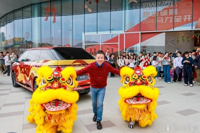 何小鹏2026年开工信现在汽车品牌都不甘心做汽车，而是要做科技公司。何小鹏称，