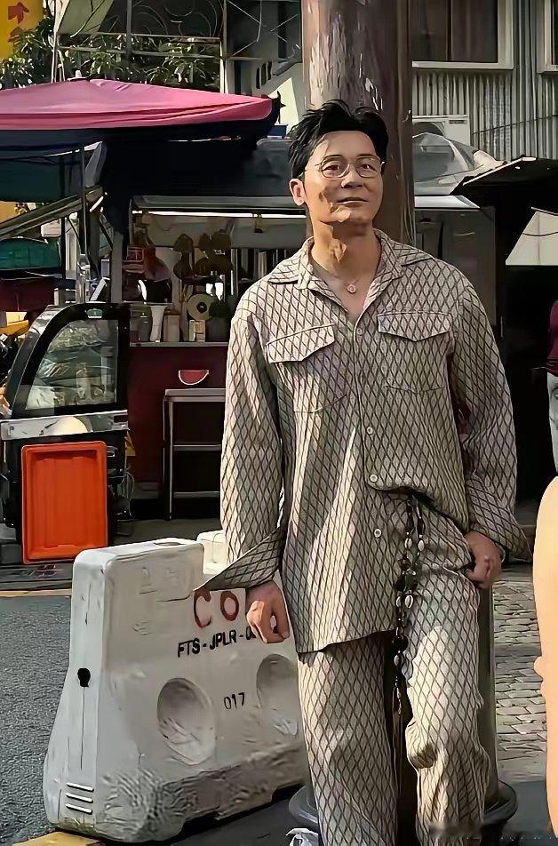 李晨说实在的他给我的观感就是偏油腻的类型但也没法否认这人脑子确实活络除了拍戏、录综艺他还开了自己的公