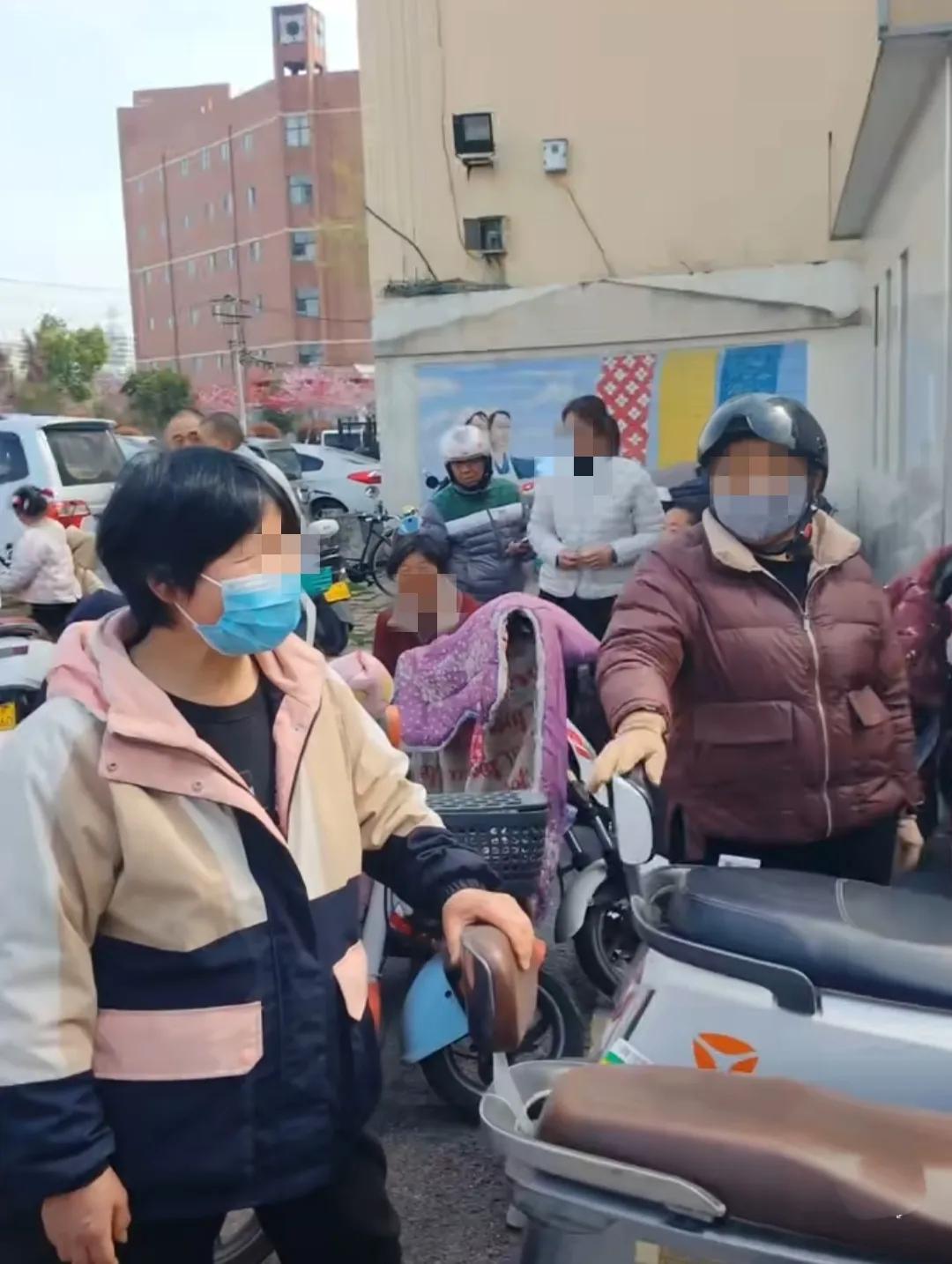 这两天南阳棉纺厂这边又热闹起来了，从院里过发现长江路家属院厂门口这儿又聚集了好大