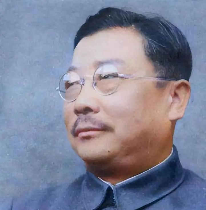 1949年，李克农笑着问毛主席：“主席，您猜美国总统每天上班第一件事是什么？”