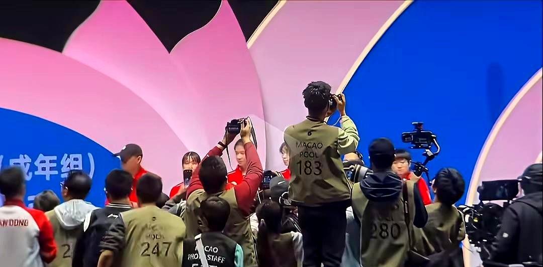 莎莎是一脸懵，她弄不明白为啥大家对着她们狂拍，我们是亚军。输赢没关系，亚军无所