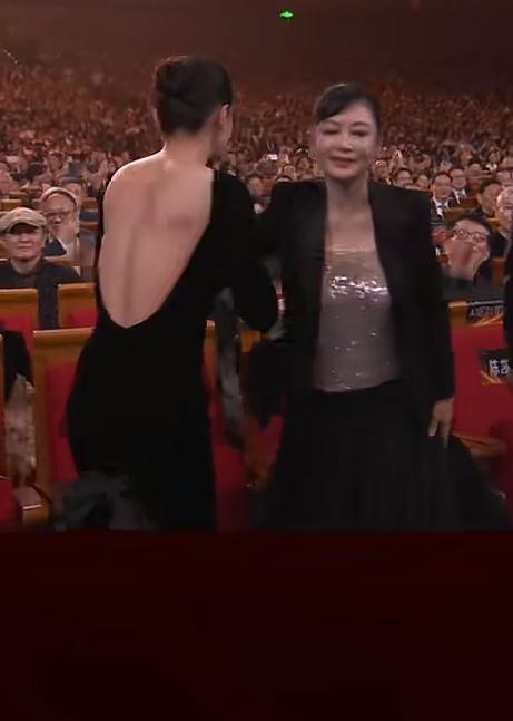 藏不住了！金鸡奖影后完整名单，每一位都用角色封神，你看过几部？1. 第1届