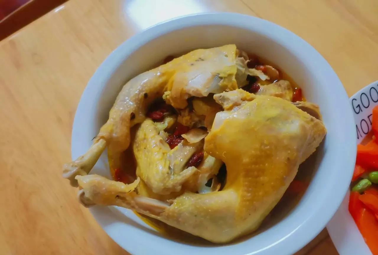 上海退休老两口的午餐…清蒸童子鸡，炒三样，咸菜百叶丝，一个活杀童子鸡60块也不