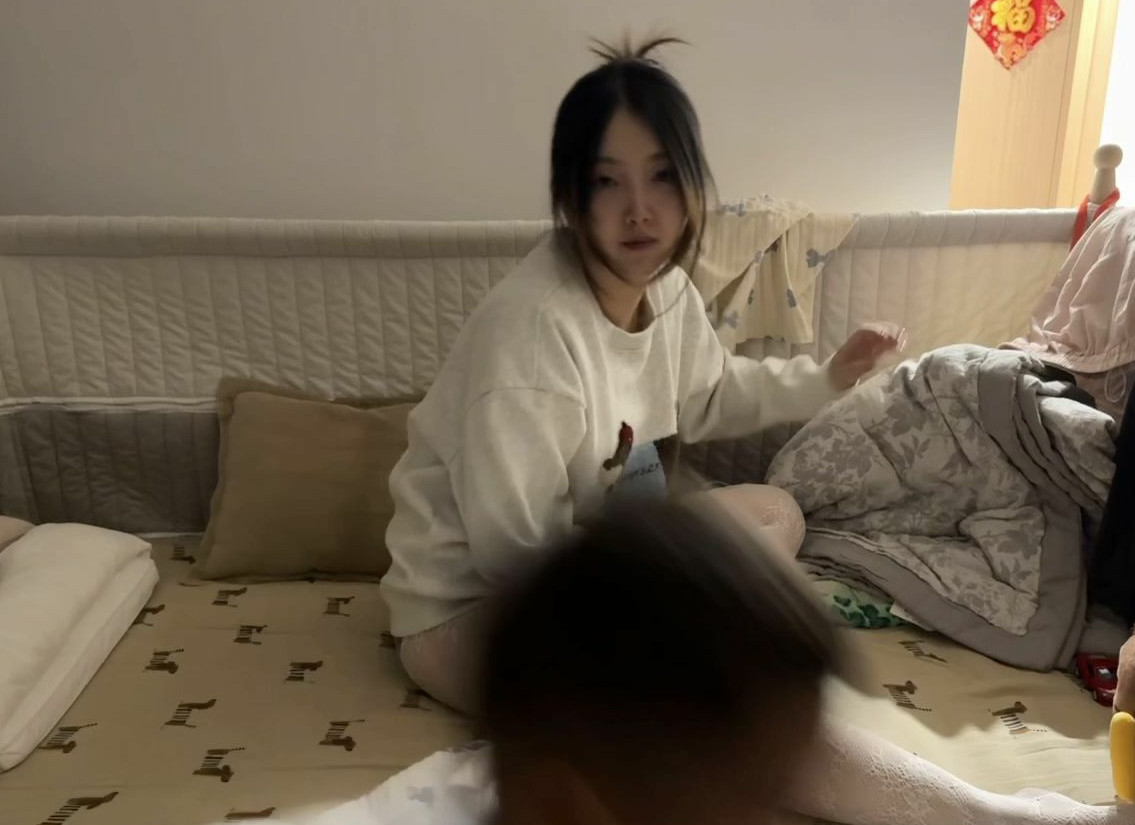 小孩子不睡觉，大人也没法睡呀