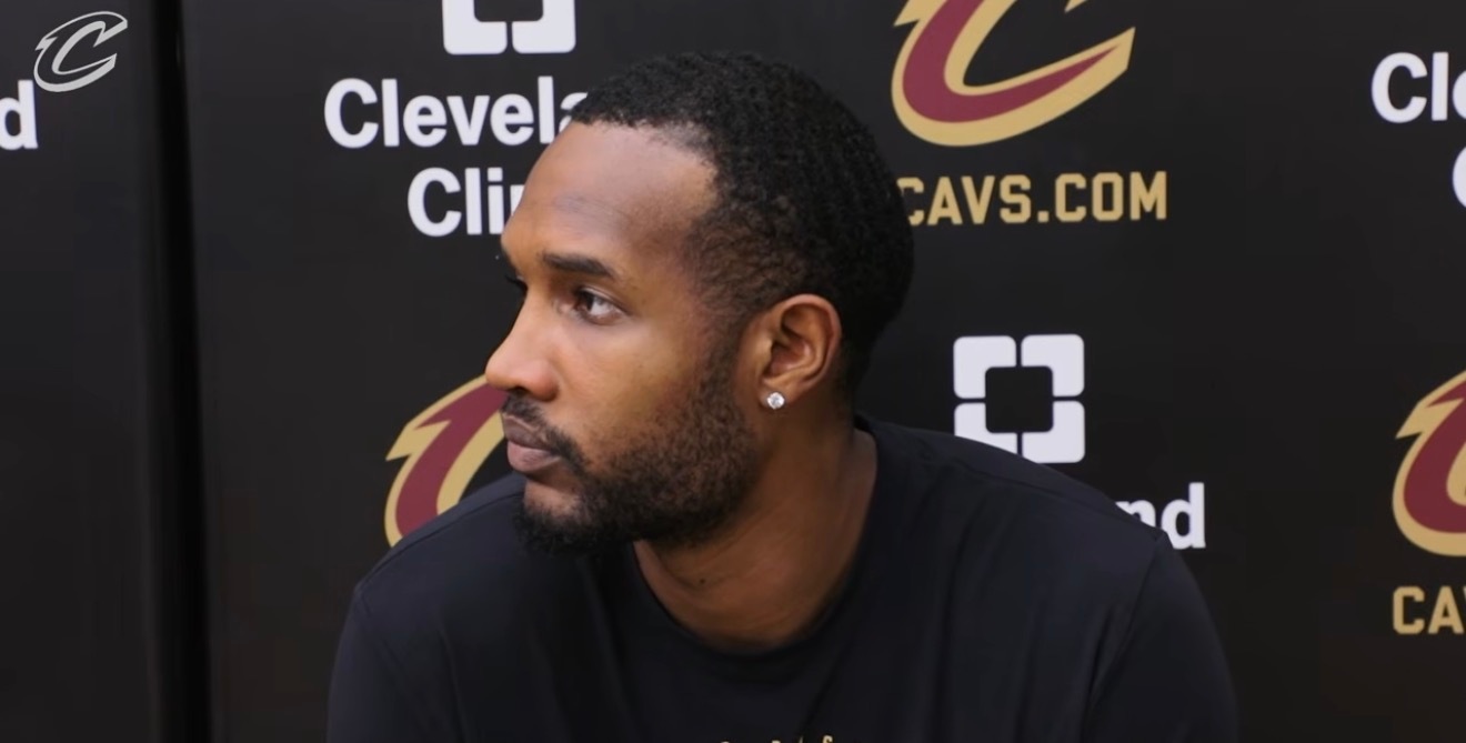 莫布里：哈登非常从容，他不会轻易被别人带快节奏。他始终按自己的节奏打球，所以如果