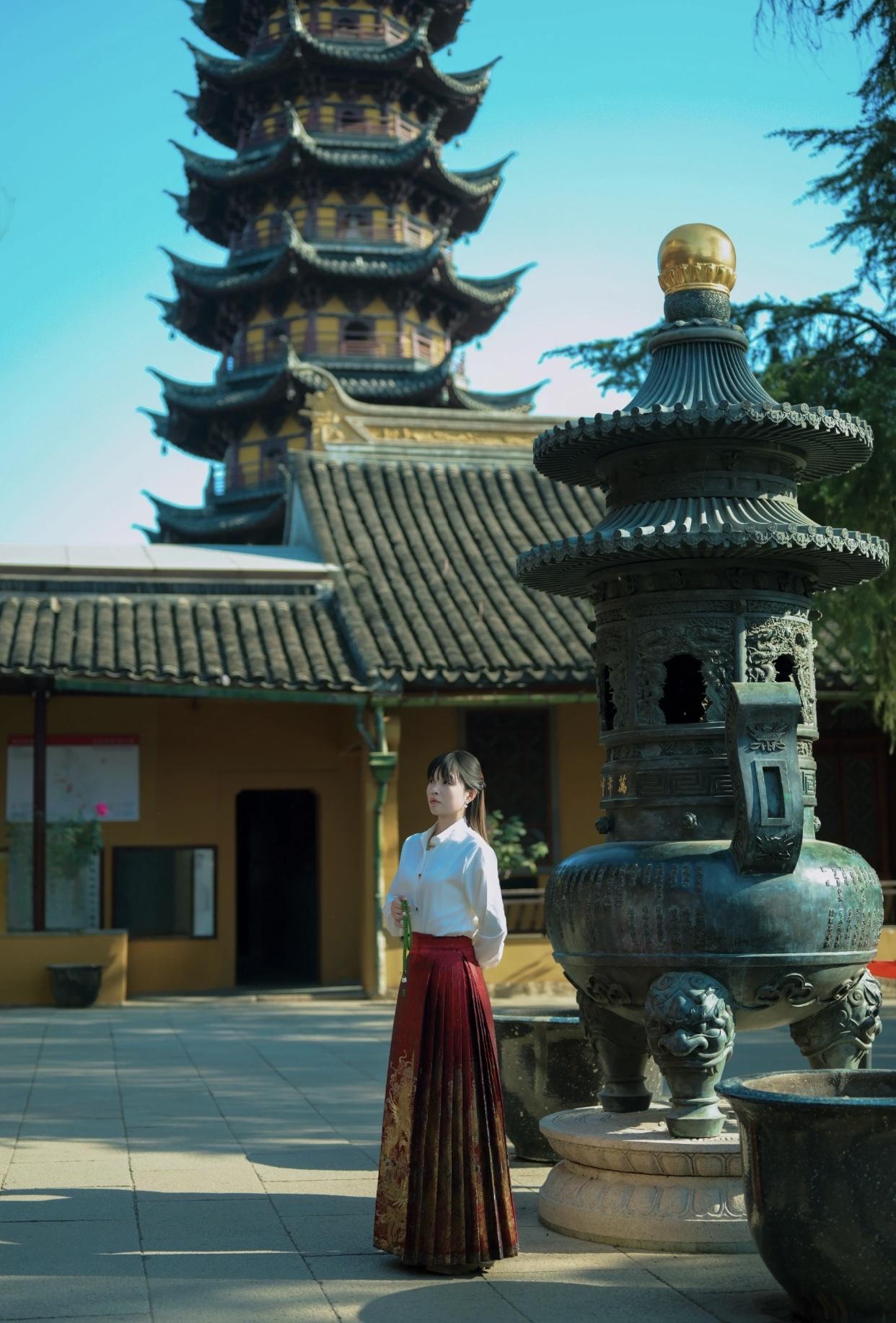 优雅自信穿搭分享秋日暖阳下，红裙飘飘，古典与现代的完美融合。