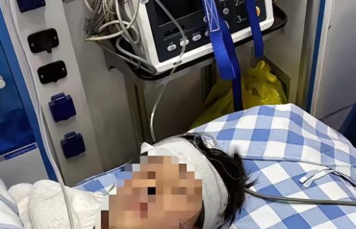 这个孩子的父亲，真的肠子都悔青了！大年初五，带着8岁儿子和老人，从外地来到云南迪