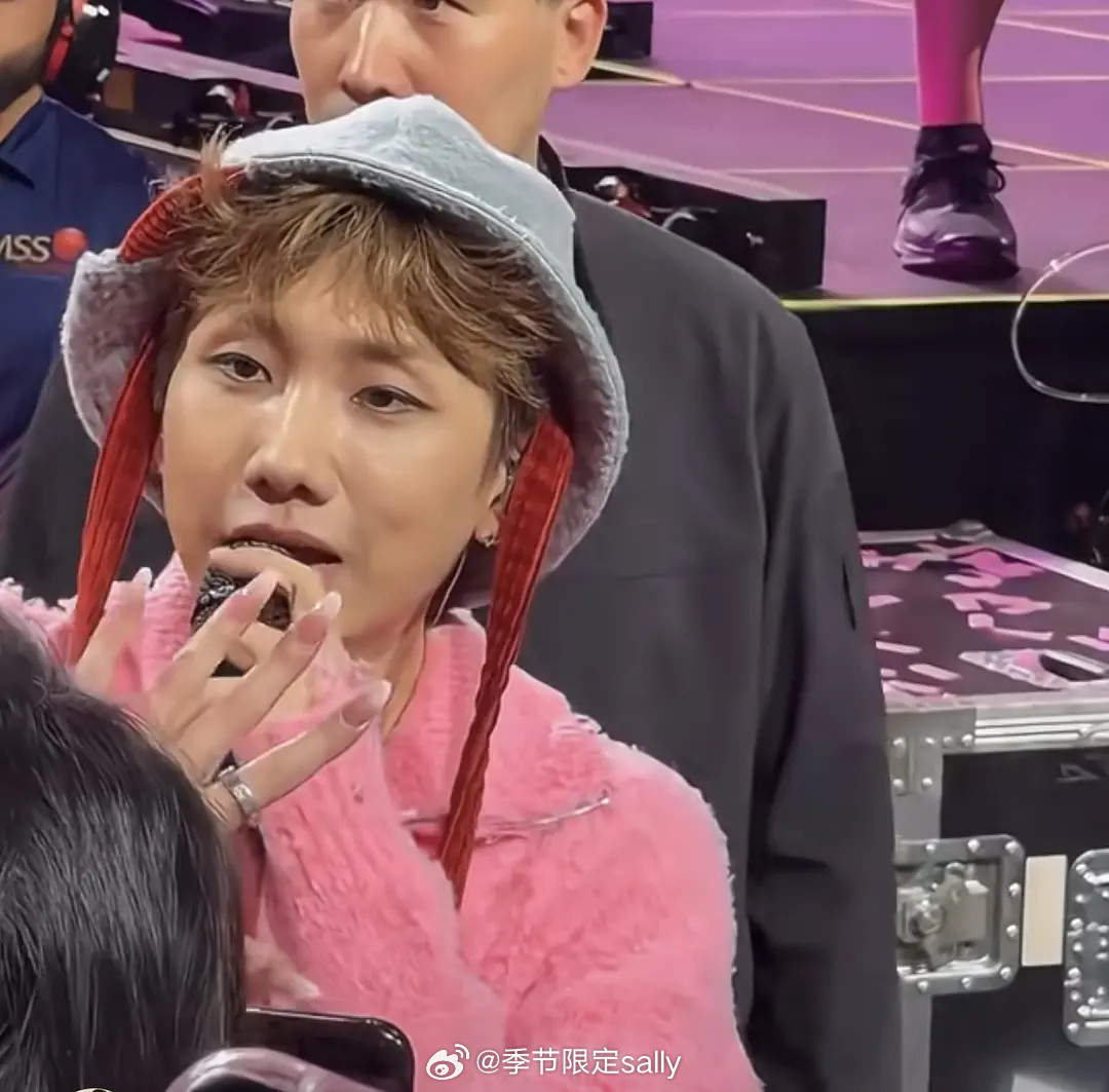 吗呀第一眼没认出来，都可以来猜人了，不知道是不是妆造问题，看着也太憔悴了