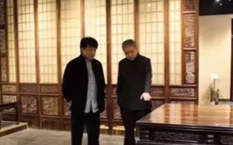有一次，马未都和赵忠祥一起逛潘家园。赵忠祥看中了一个玉扳指，卖家开价2000元，