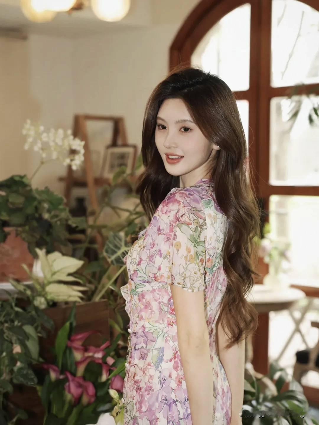 优雅花裙少女，倚靠蓝墙，自然光下散发迷人魅力。