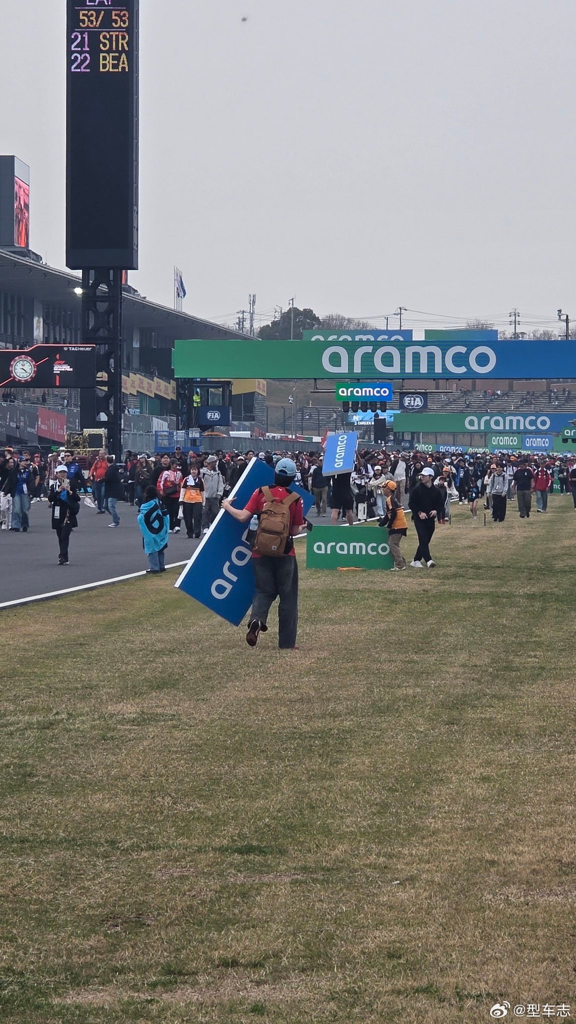 2026F1日本大奖赛赛后，日本观众把场边的沙特阿美看板打包回家F1