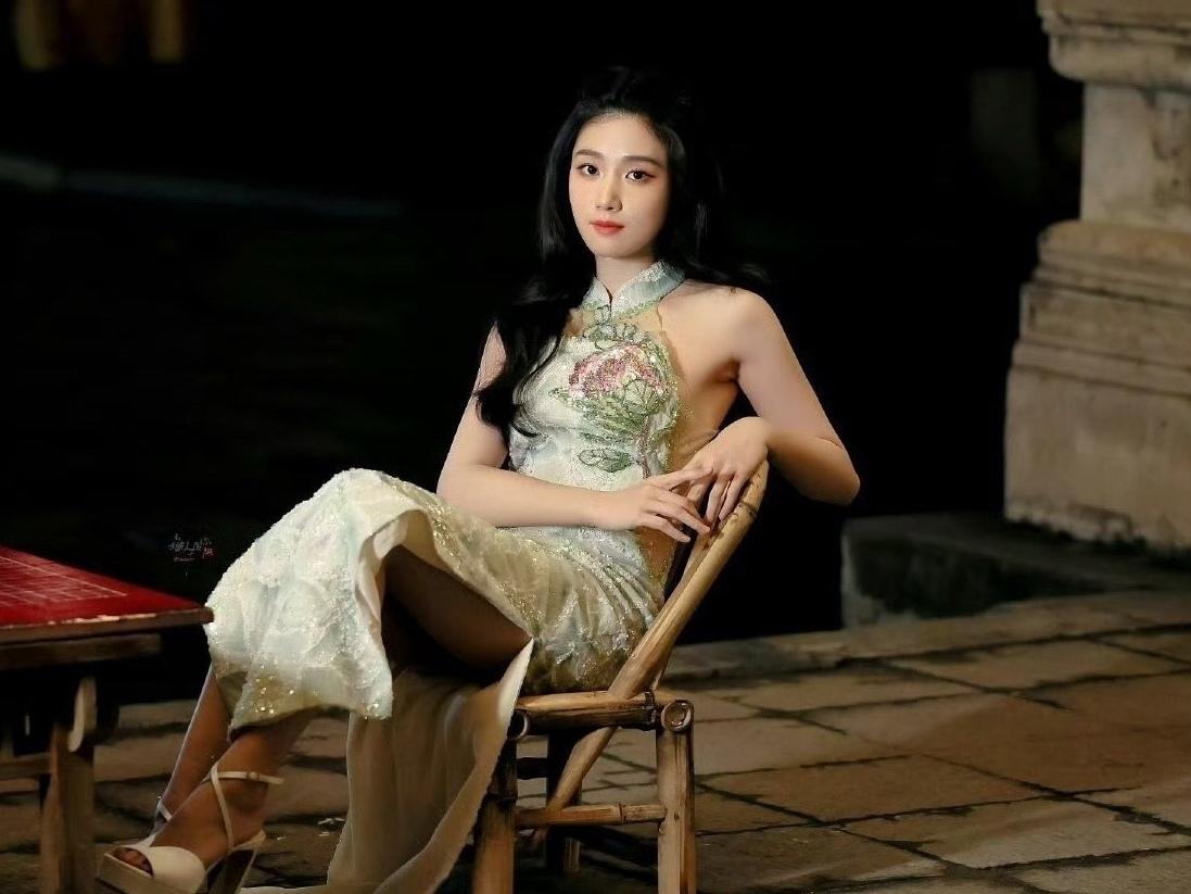 卢昱晓的旗袍杀也太绝了吧！✨浅色系刺绣旗袍勾勒出曼妙身姿，露背设计又添了几分妩