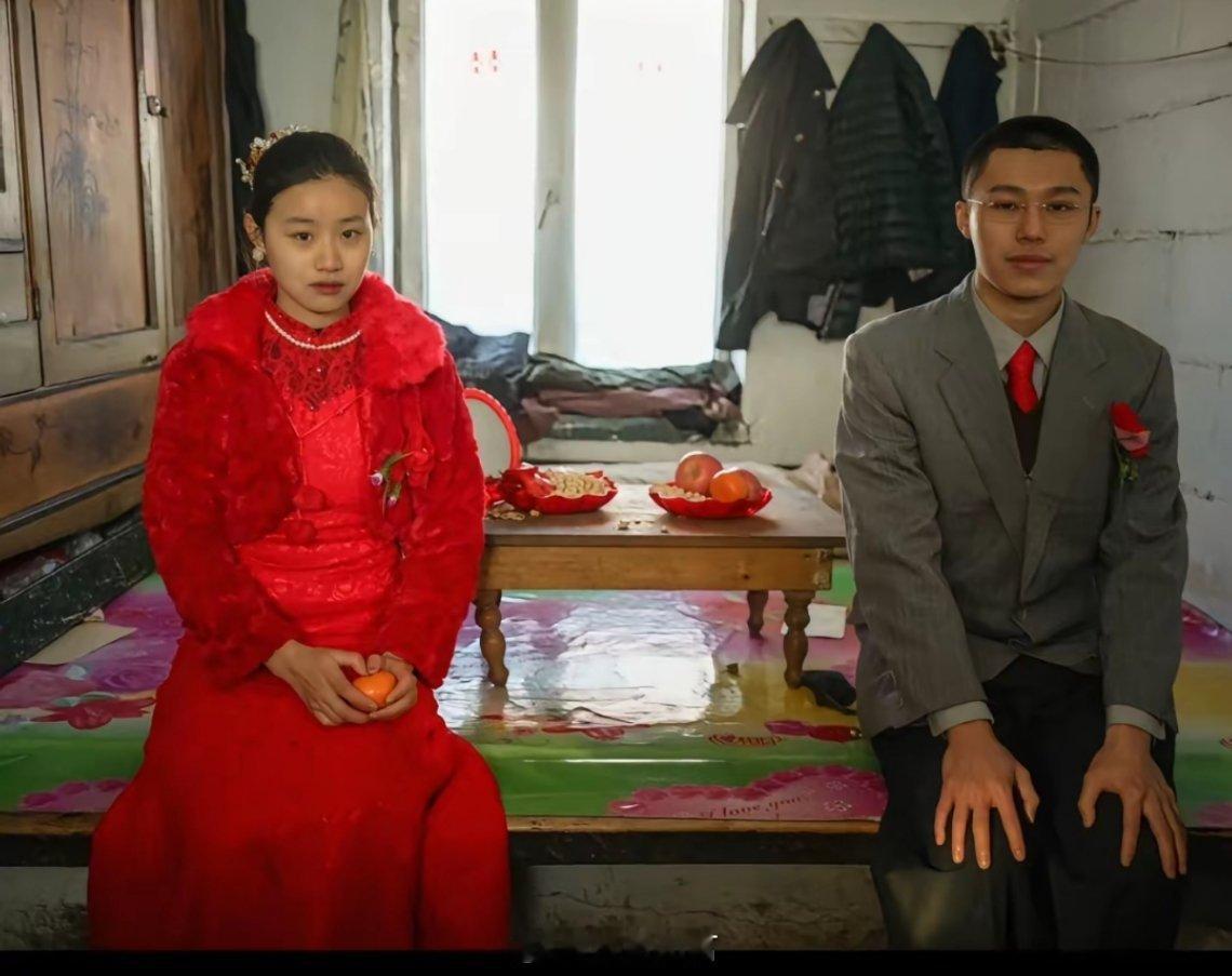 新郎官真有福气，感觉她的老婆有点明星脸，像董璇刘浩存那种类型的。