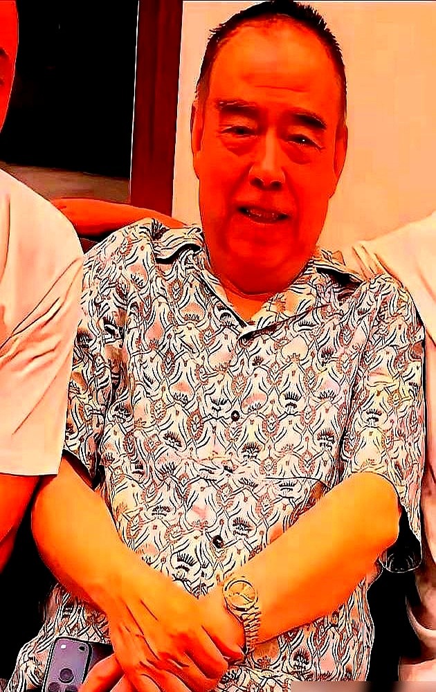 74岁陈凯歌蹲在三亚别墅厨房摘菜，旁边灶台上搁着爱马仕盘子。手背满是老年斑的他在厨房忙活，门外停着保