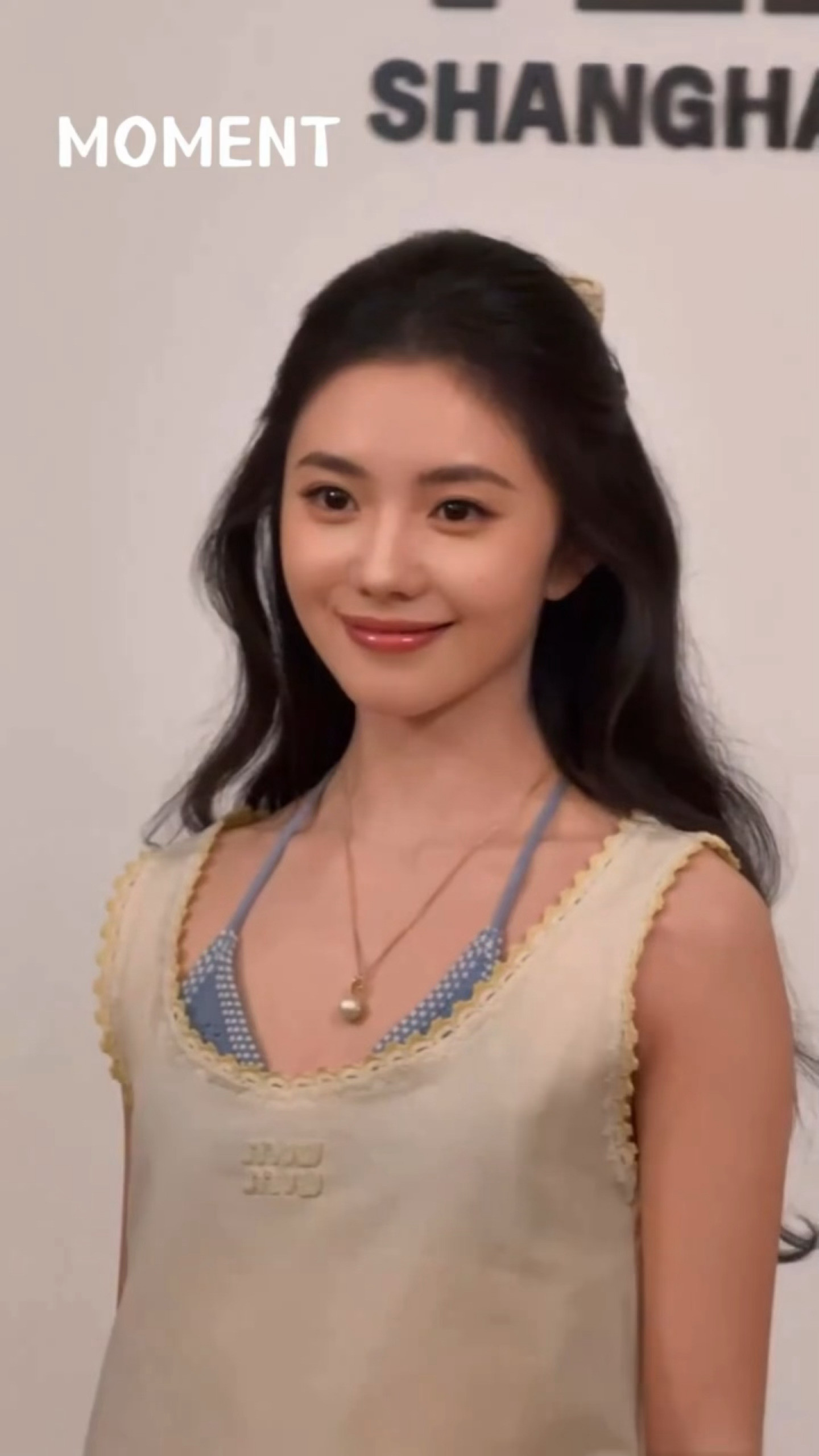 公主震撼美丽！！！！！刘浩存蝴蝶结半扎发小黄裙造型