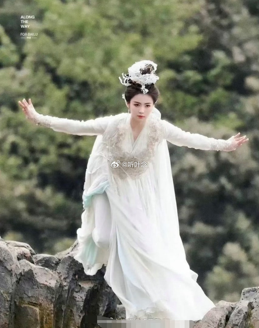 没想到现在的古装剧里都开始出现水晶鞋了？太神奇了