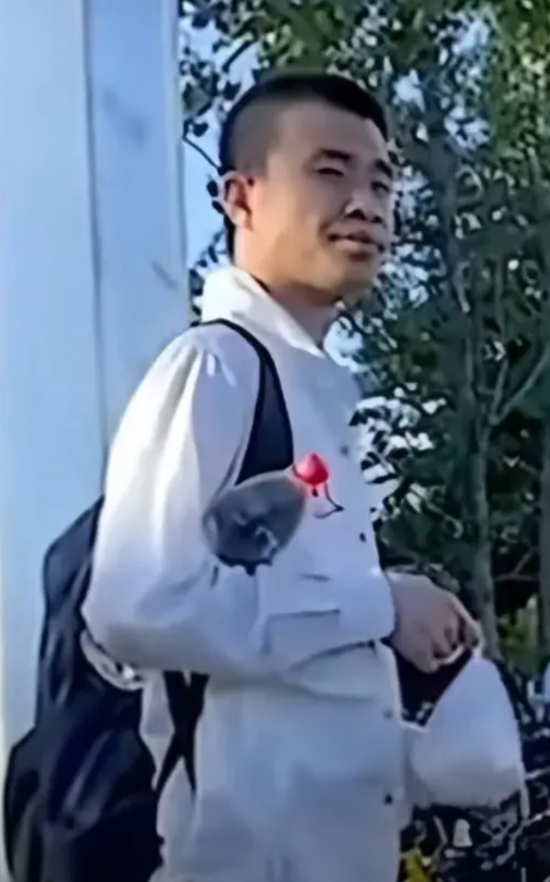 北大工会：助力韦神，让天才的生活也有烟火温暖 近日，北大“韦神”韦东奕再次成