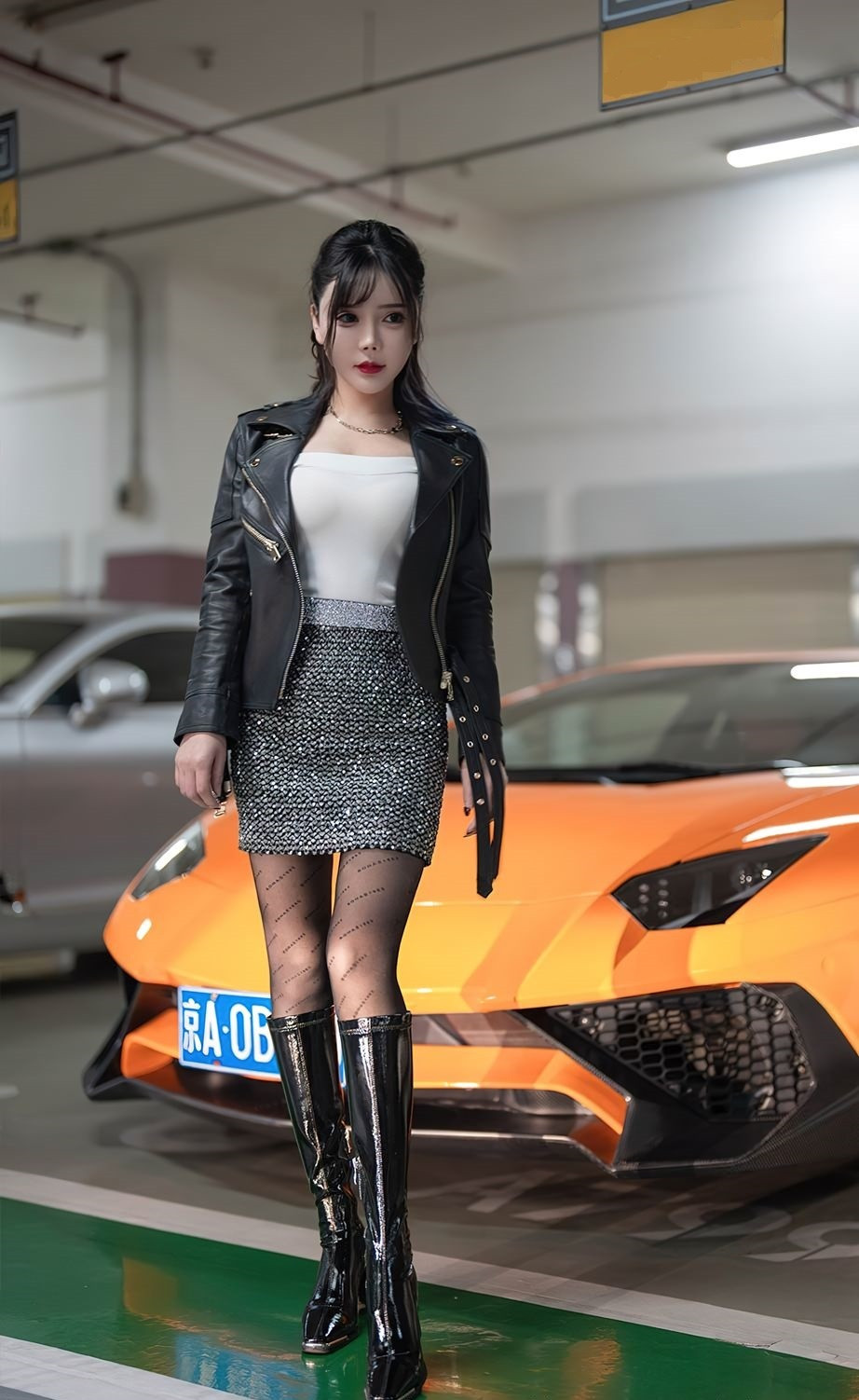 美女穿搭，皮衣外套内搭白色的吊带背心下搭光彩熠熠的包臀裙，吸睛感满满