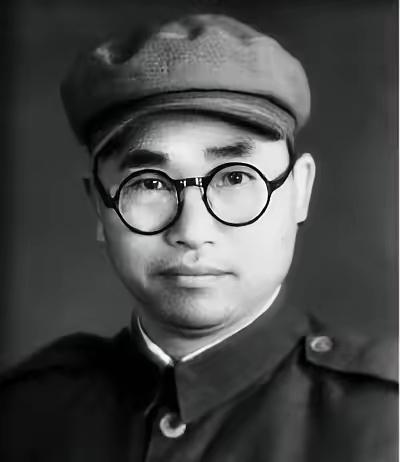 1939年，八路军炮兵团长左叶盛怒之下，突然对着特派员开枪，事后被押到延安受审，