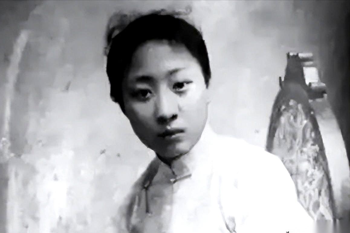 伺候完那个57岁的老头子，她冲进洗手间吐了个天翻地覆。吐的不是早饭，是这几年憋