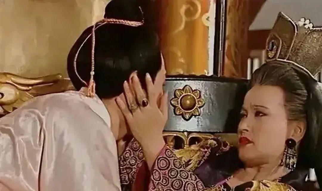 694年，70岁武则天半夜肚子疼，召来御医沈南璆看病。沈南璆搭了搭脉：“陛下，您
