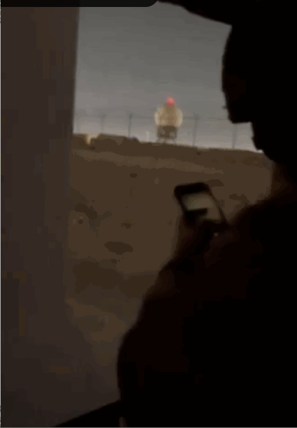 一名美国陆军士兵拍摄到一架伊朗Shahed-136自杀无人机命中科威特萨利姆空军